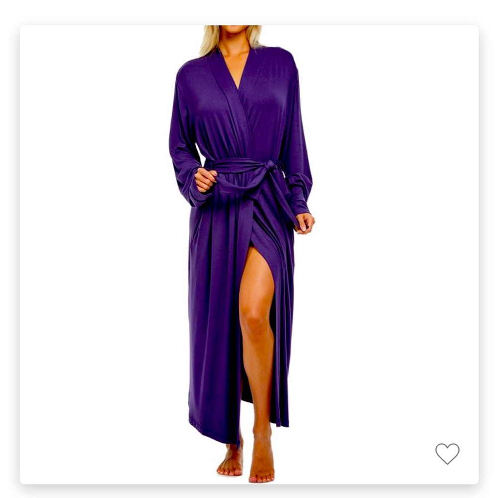 Beautiful purple long sleeve robe with pockets. Very soft! size large